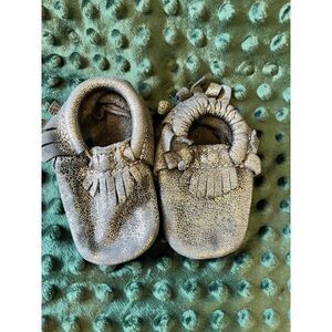 Freshly Picked Moccasins Size 2 1/2 2.5 dark pewter grey metallic shoes